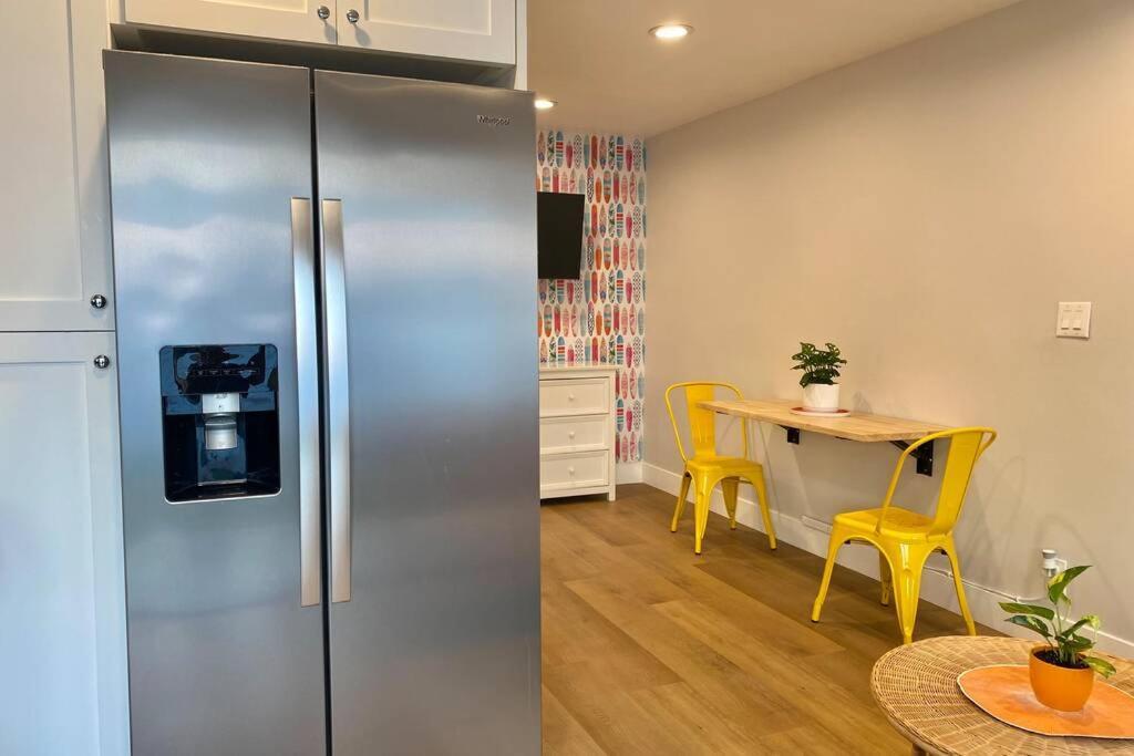 Steps To The Beach, Pacific And Main Street - #2 Apartment *